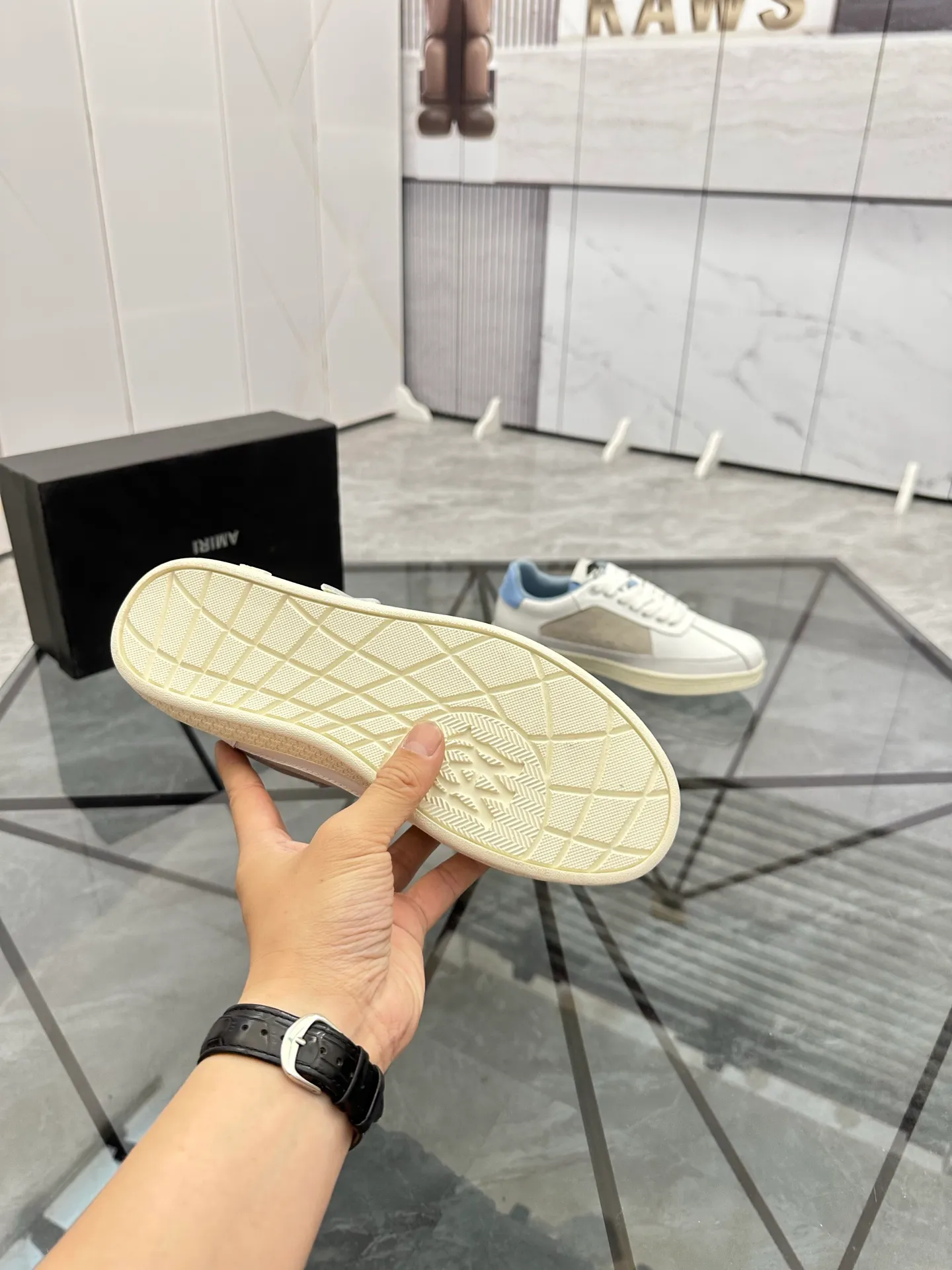 Men's shoes: 💰P420¥ Product trademark: AMIRI* "Amir*" low-top casual shoes Regular size: 38-45 (can be customized to 46) Product material: imported cowhide upper, breathable lining, original outsole. Number: 001